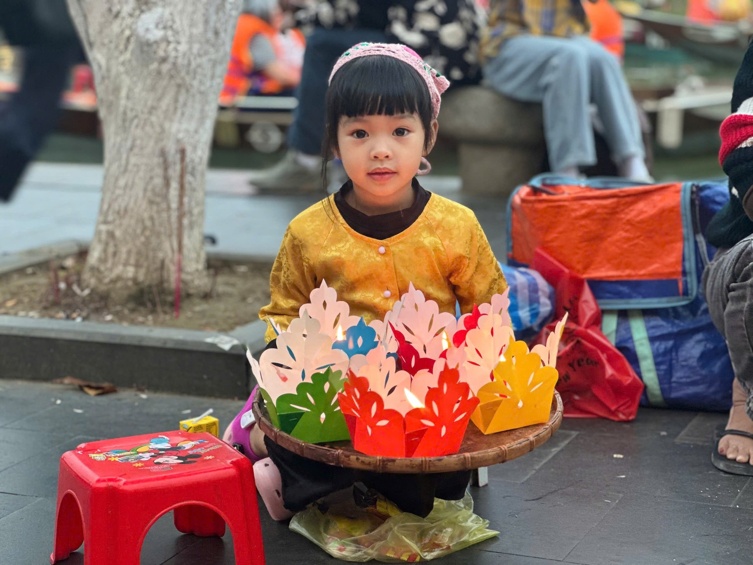 Hàng ngàn chiếc đèn hoa đăng thắp sáng sông Hoài- Ảnh 7.