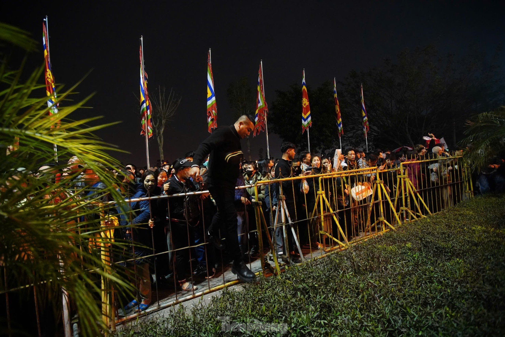 Scene of people climbing over fences, pushing and rushing into Tran Temple after the opening ceremony photo 12