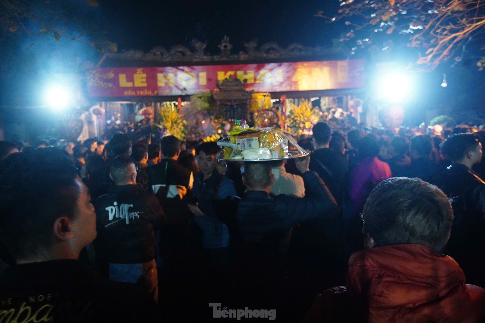 Scene of people climbing over fences, pushing and rushing into Tran Temple after the opening ceremony photo 4