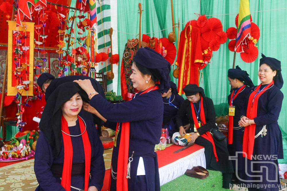 사람들이 롱통 축제(딘호아)에 갈 준비를 합니다.