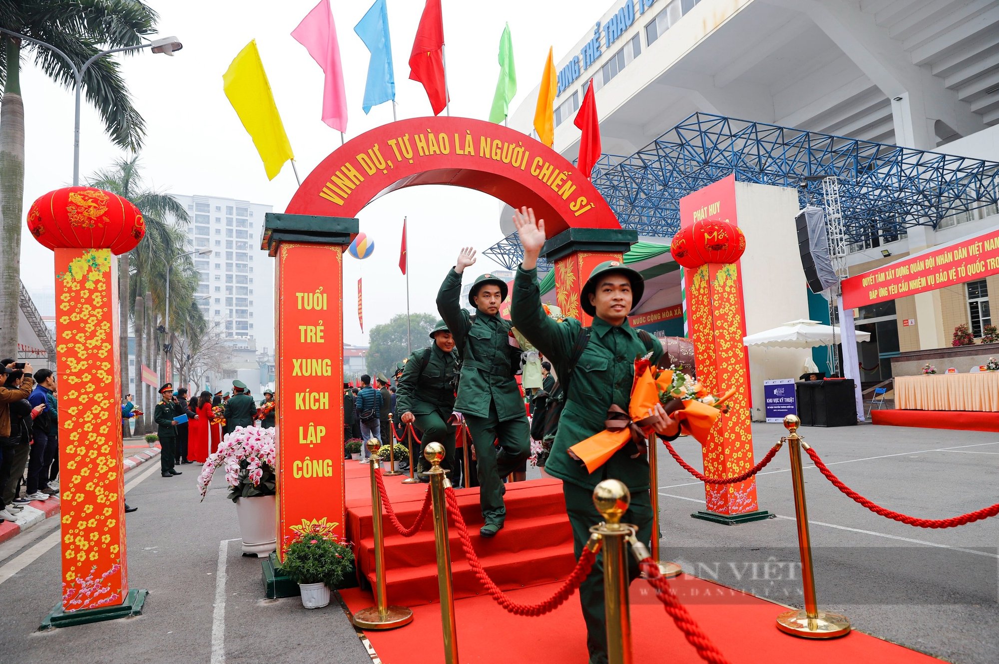 Tân binh xoa tóc, hôn đắm đuối tay bạn gái trong ngày tòng quân tại Hà Nội- Ảnh 1.