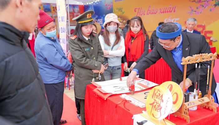 La foire aux journaux de printemps de l'année At Ty regorge de couleurs printanières