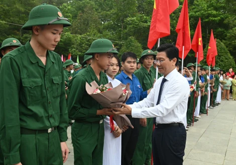 262 thanh niên thị xã Trảng Bàng hăng hái lên đường nhập ngũ