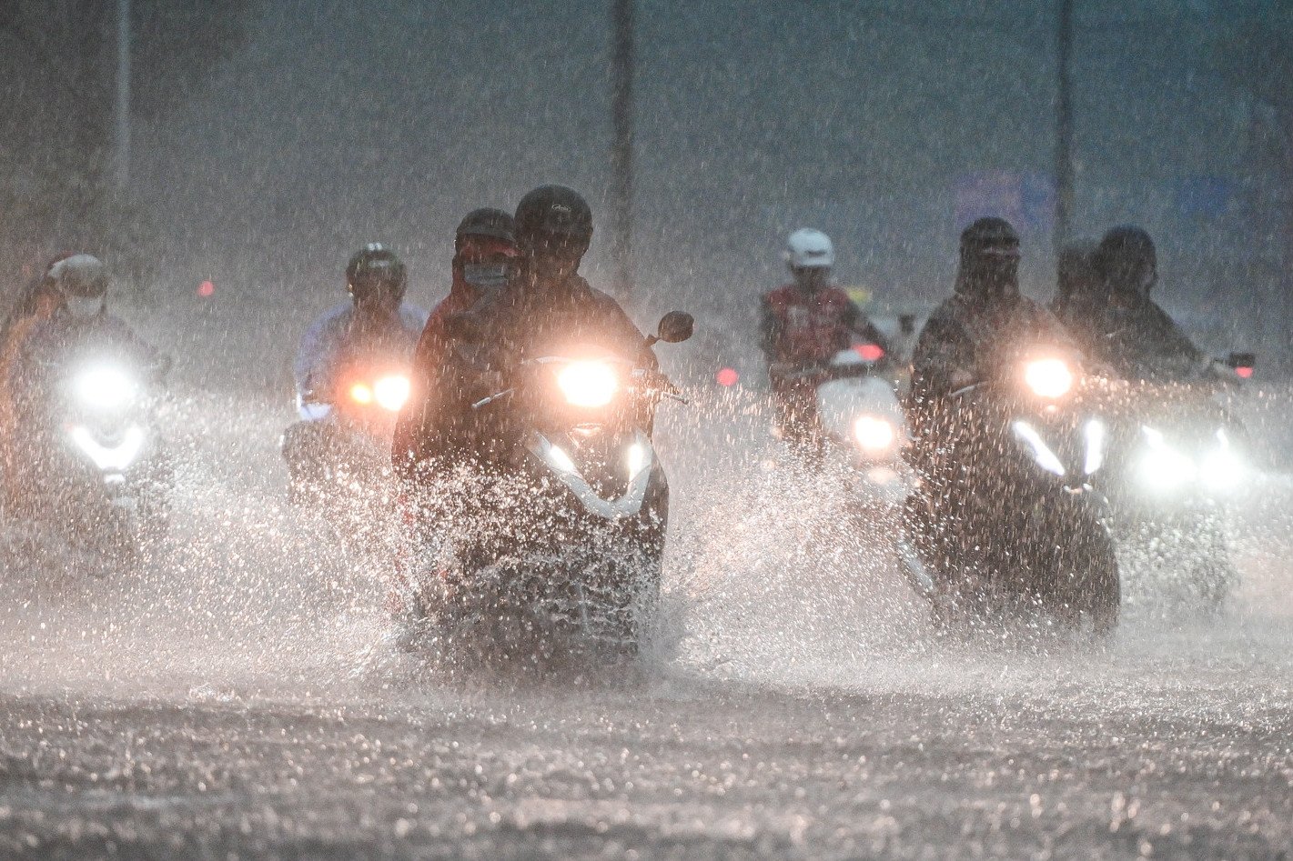 Ho Chi Minh City welcomes unusually heavy February rain in 40 years