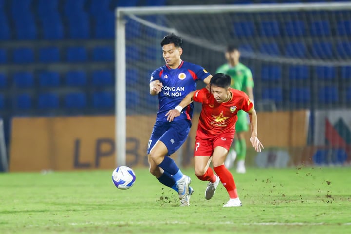 The grass of Ha Tinh stadium was criticized.