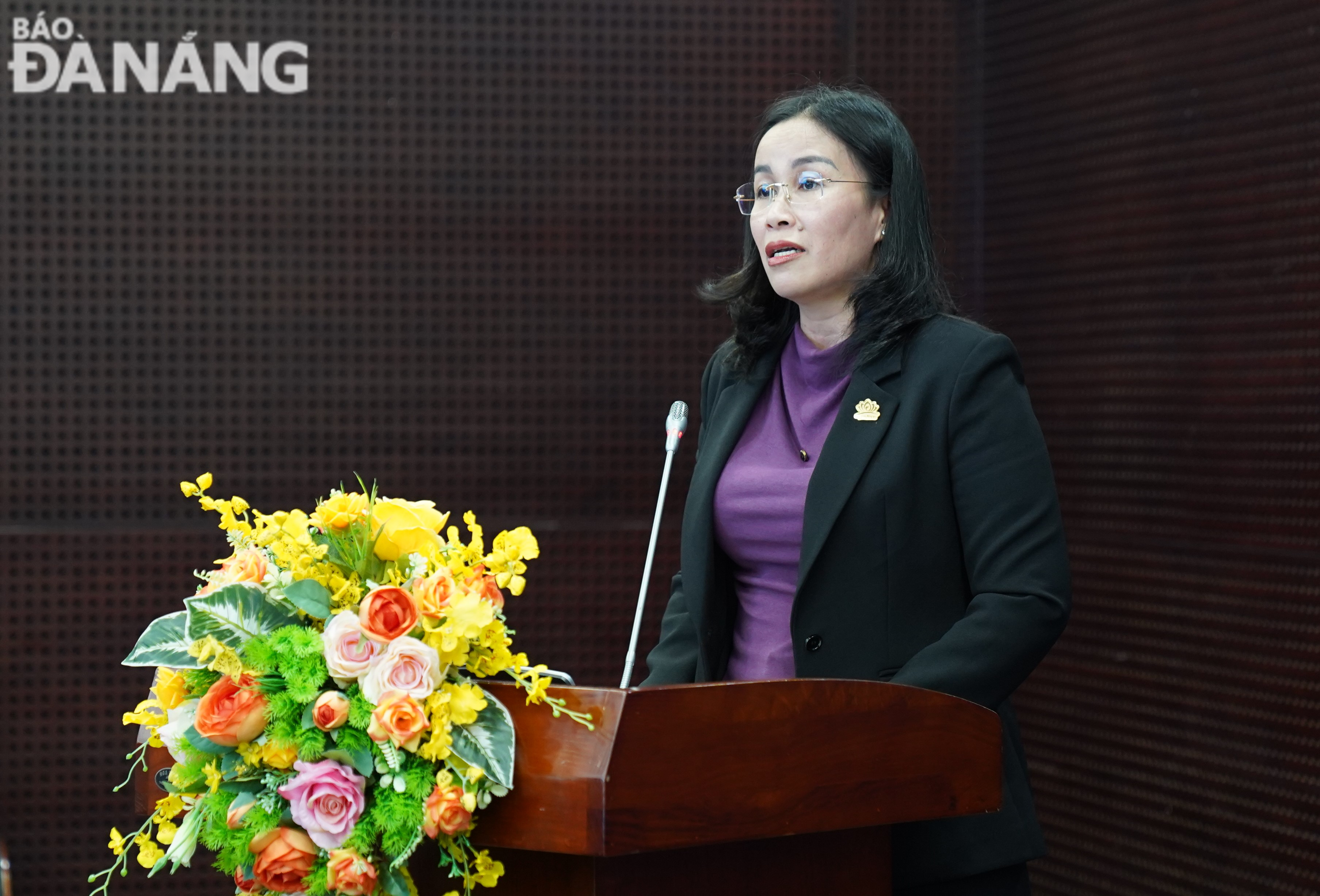 La vicepresidenta del Comité Popular de la Ciudad, Nguyen Thi Anh Thi, pronunció el discurso de apertura del taller. Foto: MAI QUE