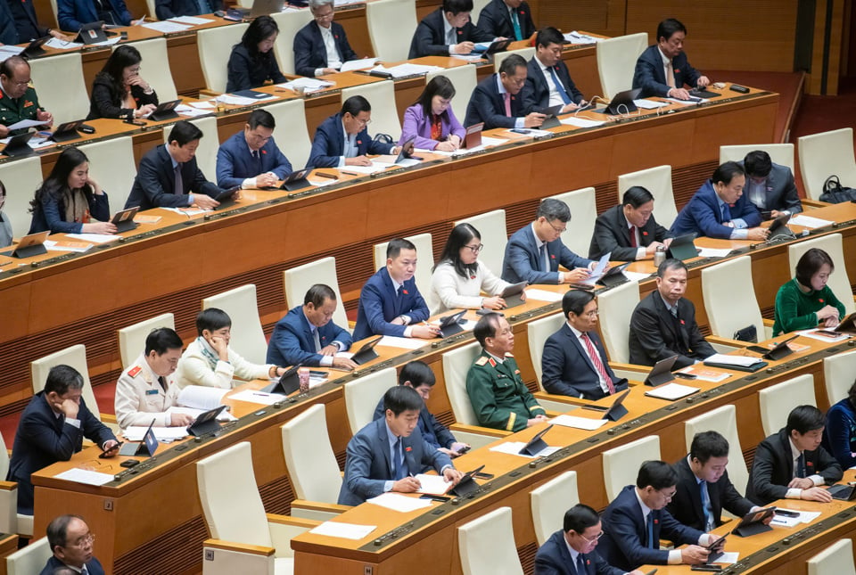 Abgeordnete der Nationalversammlung nehmen an der Arbeitssitzung am Morgen des 12. Februar teil - Foto: Quochoi.vn