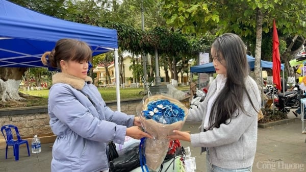 Diversos regalos de San Valentín, muchas promociones en Gia Lai