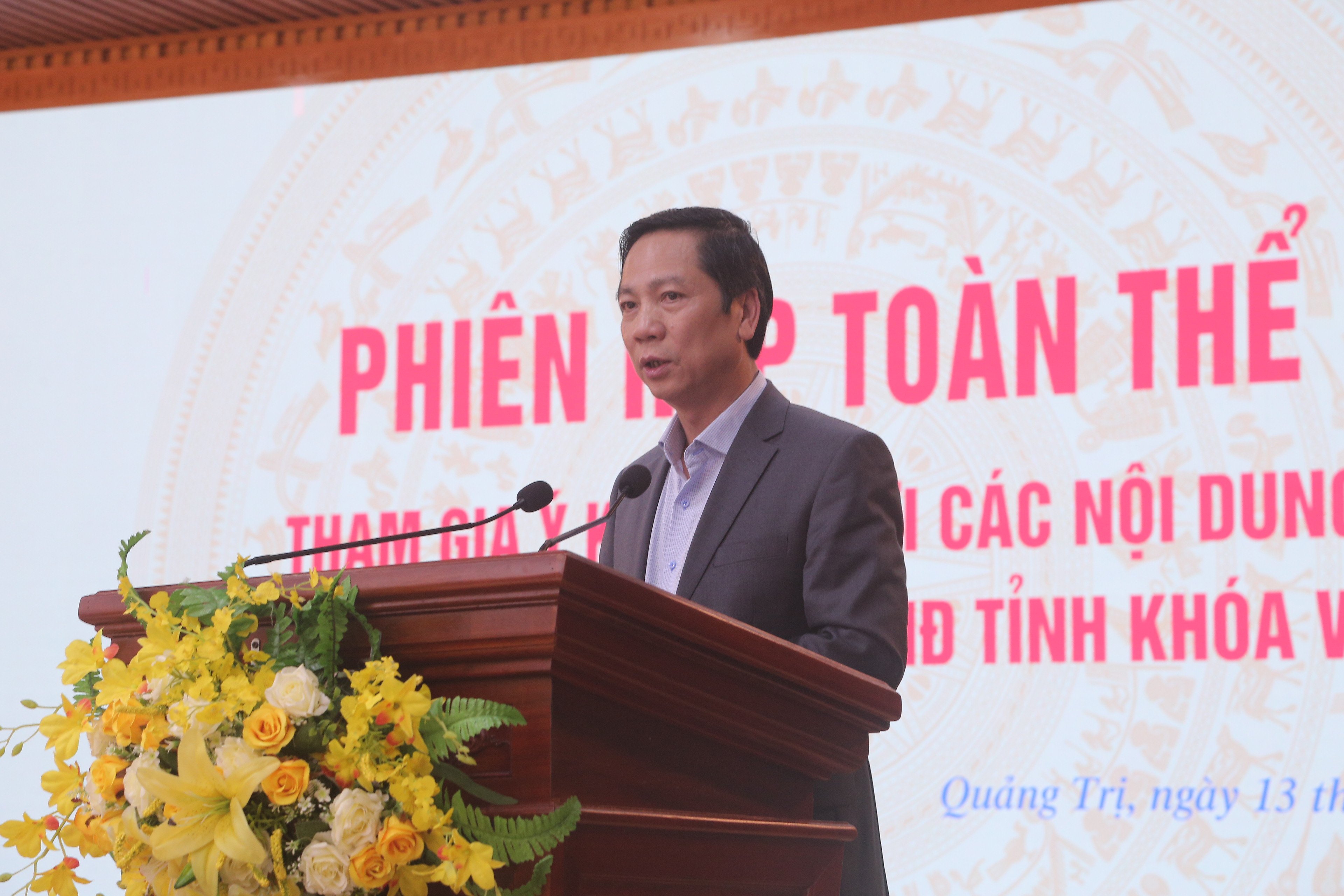 Réunion plénière du Comité populaire provincial de Quang Tri : Discussion des solutions pour atteindre une croissance du PIB de 8 % d'ici 2025