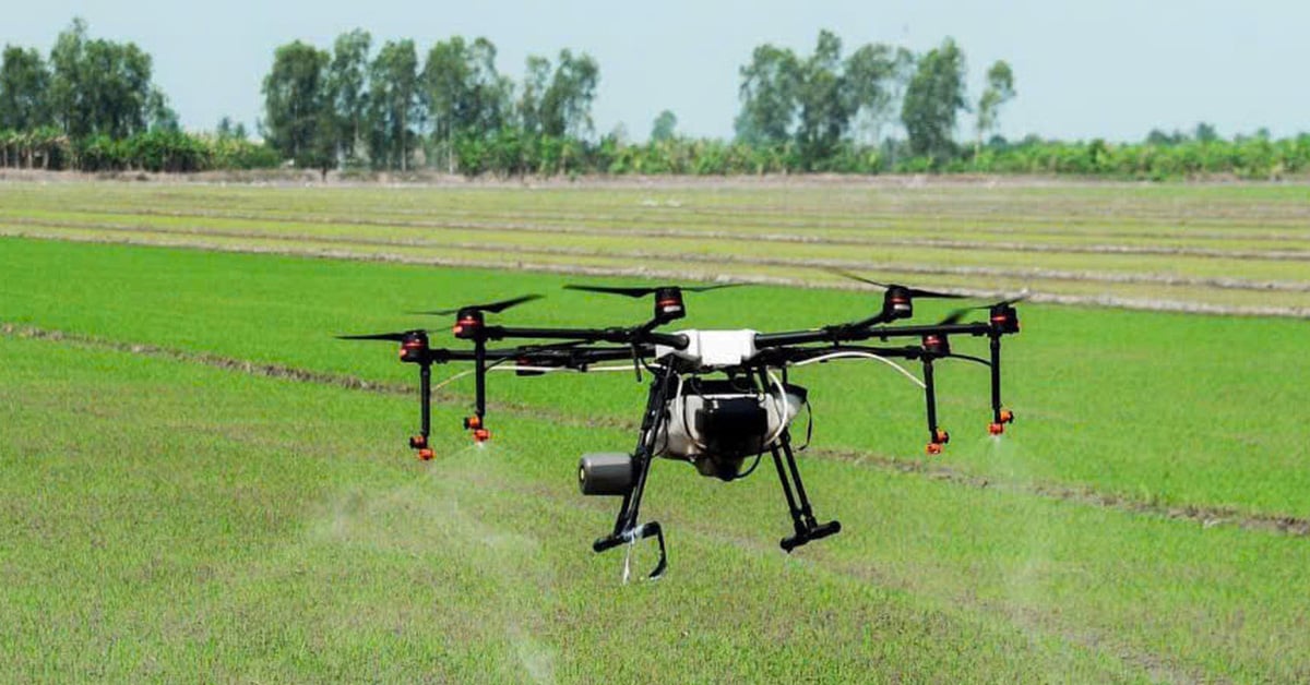 Minister Le Minh Hoan answers voters about regulations on using drones to spray pesticides