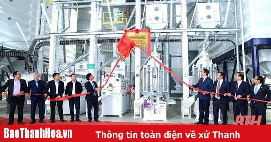 Placing a signboard at the VINAGREEN High Quality Agricultural Products Processing Factory to celebrate the 60th anniversary of the establishment of Trieu Son district