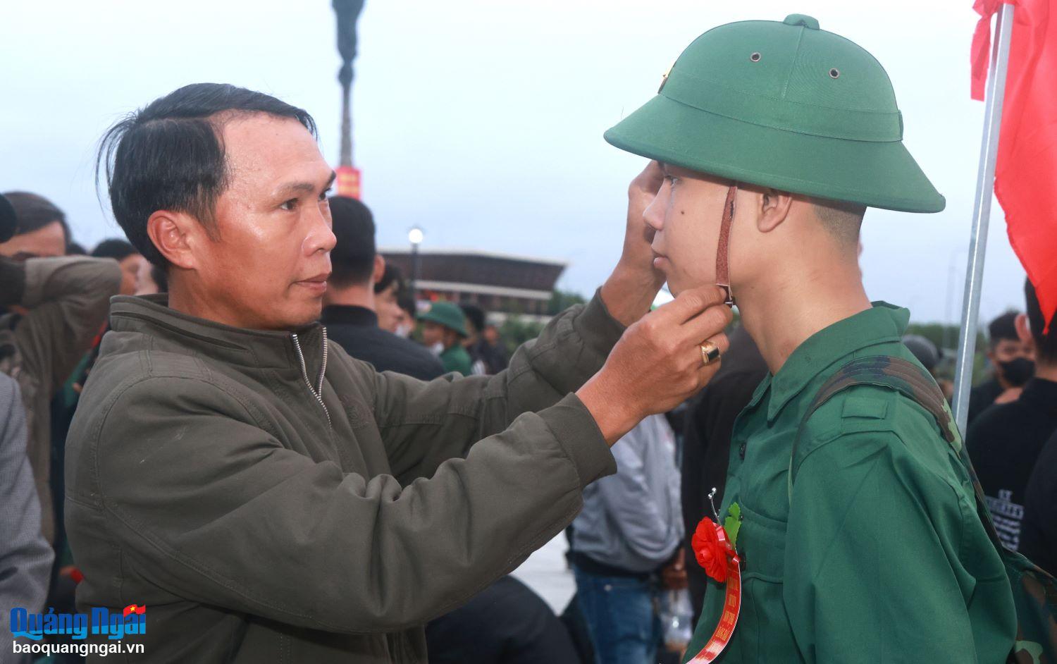 Ông Bùi Thanh Sơn ở xã Tịnh Hiệp động viên con trai là tân binh Bùi Đoàn Phước Triều trước giờ lên đường tòng quân.