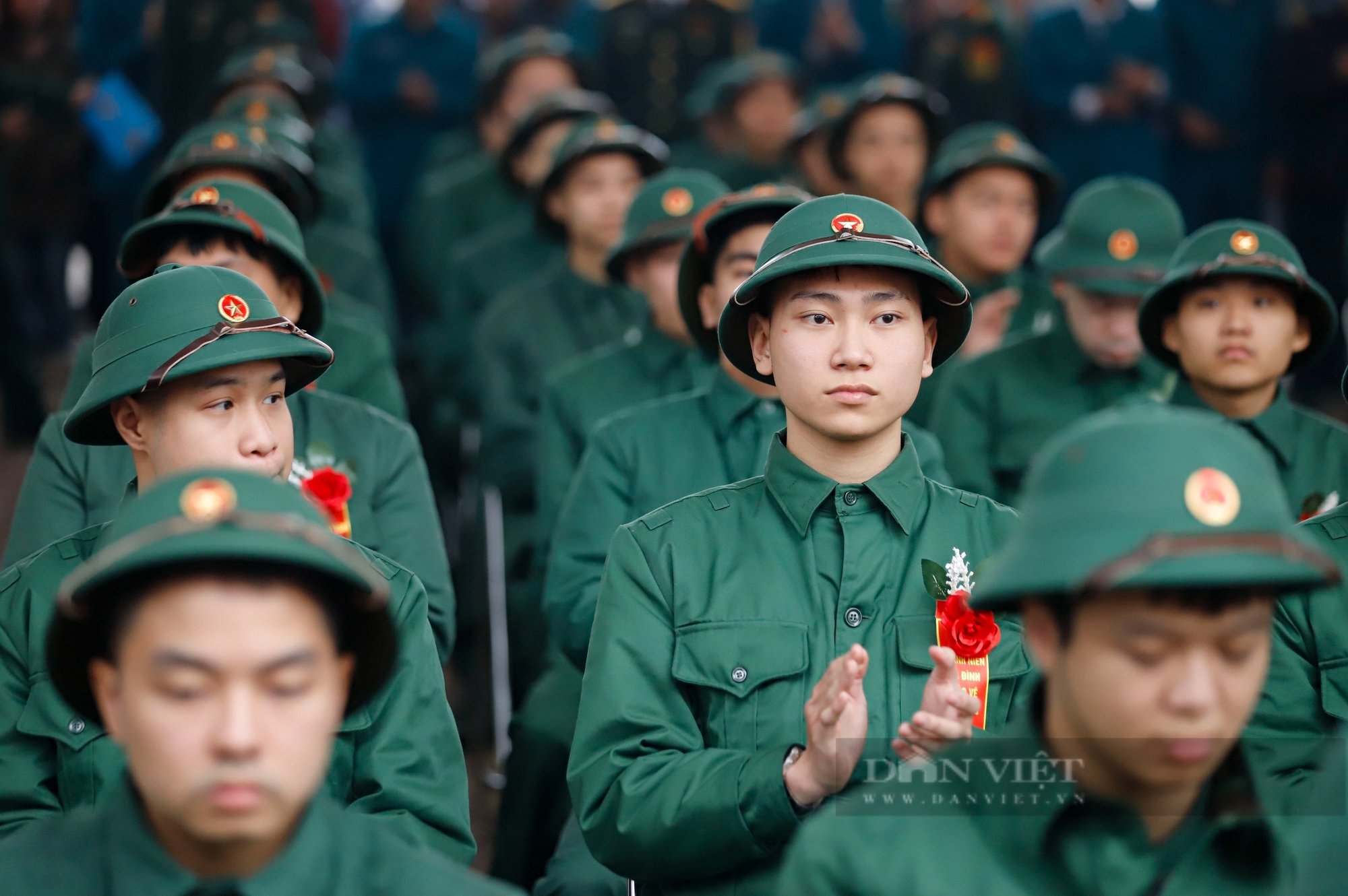 Tân binh xoa tóc, hôn đắm đuối tay bạn gái trong ngày tòng quân tại Hà Nội- Ảnh 3.