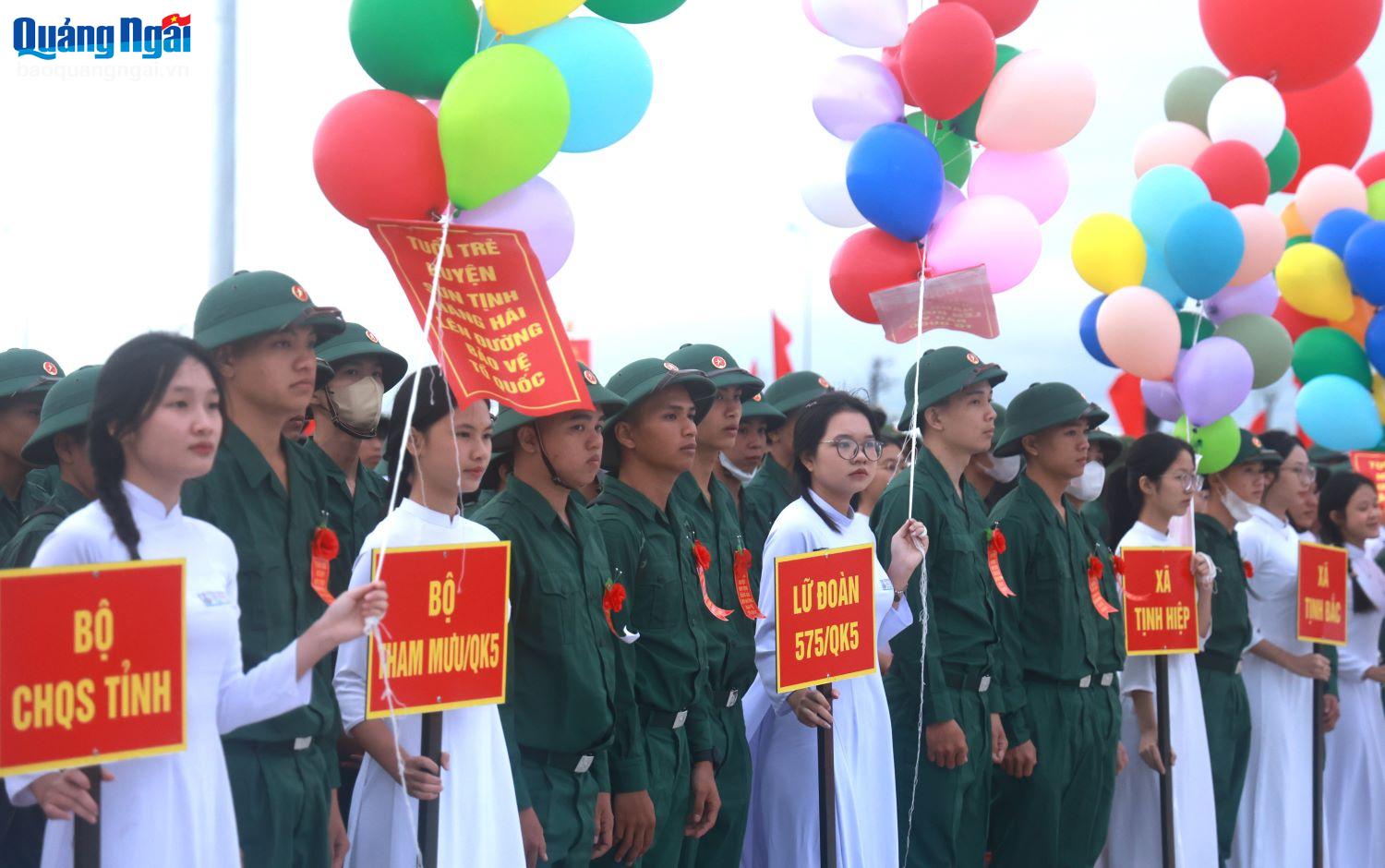 Các tân binh trong trang phục chỉnh tề háo hức chờ đợi giây phút bước qua cầu vinh quang lên đường nhập ngũ. Ảnh: NGỌC ĐỨC