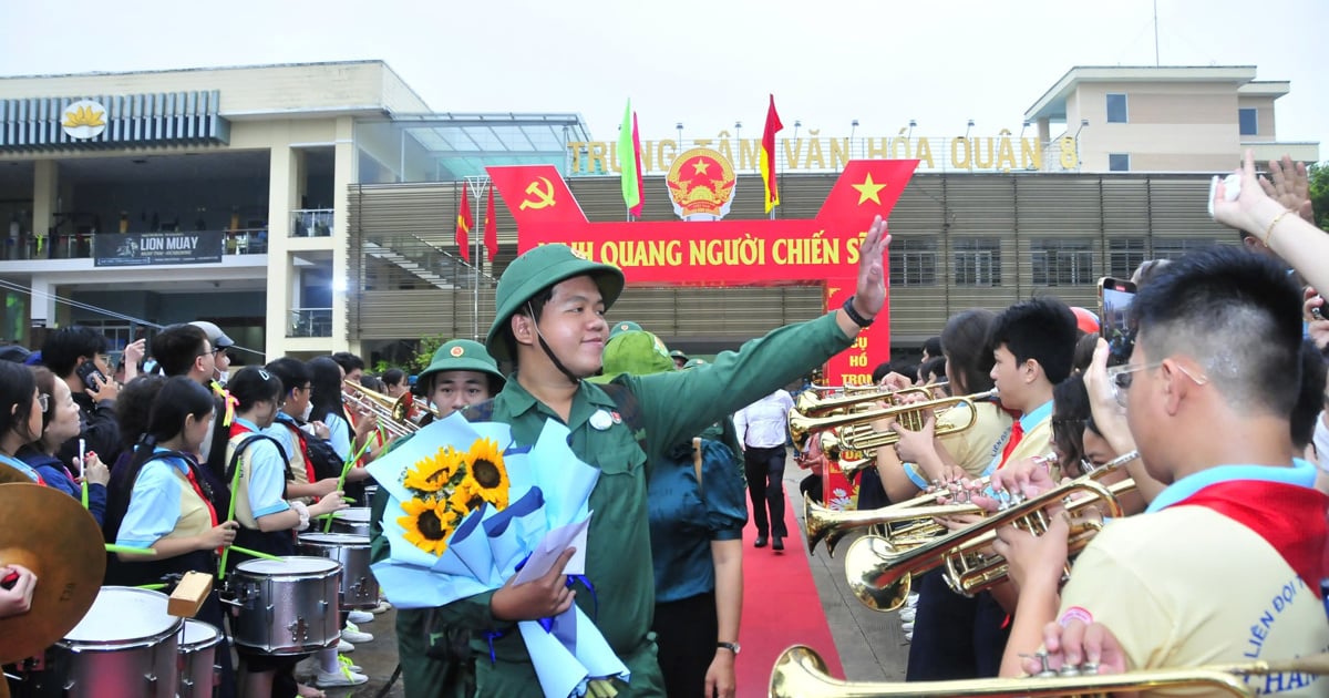 Hàng nghìn công dân TP Hồ Chí Minh nô nức lên đường nhập ngũ