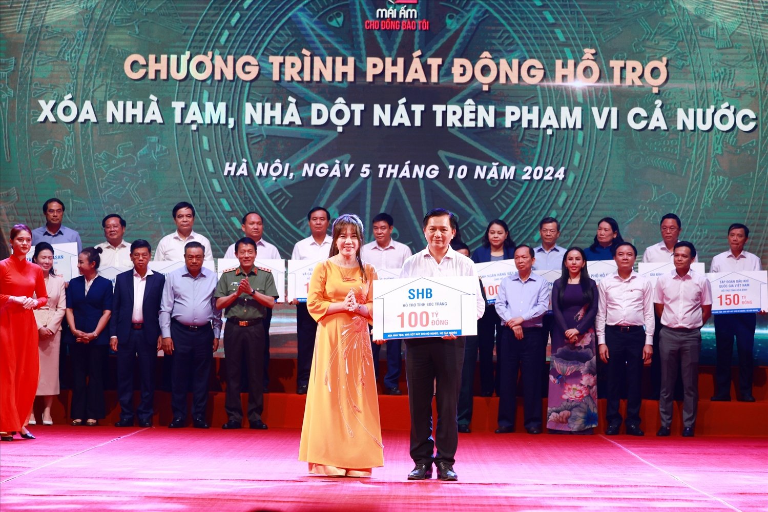 SHB luôn lấy tâm làm gốc, đồng hành cùng người dân, cộng đồng xã hội, san sẻ yêu thương, giúp đồng bào vượt qua khó khăn