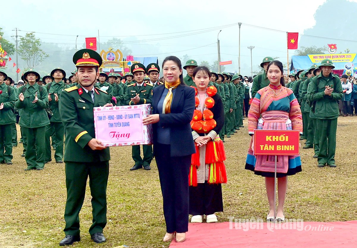 Phó Bí thư Thường trực Tỉnh ủy, Chủ tịch HĐND tỉnh Lê Thị Kim Dung dự lễ giao, nhận quân tại huyện Lâm Bình