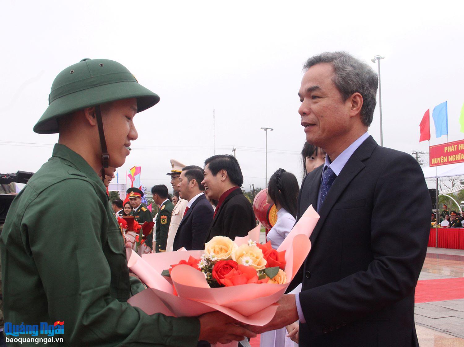 Ủy viên Ban Thường vụ Tỉnh ủy, nguyên Trưởng ban Tuyên giáo Tỉnh ủy Đặng Ngọc Dũng tặng hoa chúc mừng tân binh lên đường nhập ngũ. Ảnh: M.HOA