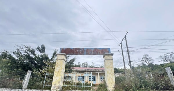 Cientos de escuelas satélite están abandonadas, lo que genera residuos.