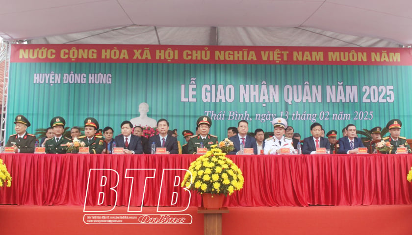 Le camarade Nguyen Manh Hung, secrétaire adjoint du Comité provincial du Parti, président du Comité populaire provincial, président du Conseil provincial du service militaire a assisté à la cérémonie d'enrôlement militaire de 2025 dans le district de Dong Hung.