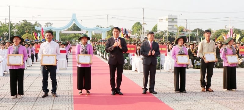 Les dirigeants du district de Binh Tan ont décerné des certificats de mérite à des familles exemplaires.