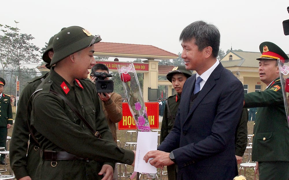 Le secrétaire provincial du Parti, Tran Huy Tuan, assiste à la cérémonie d'enrôlement militaire de 2025 dans la ville de Yen Bai