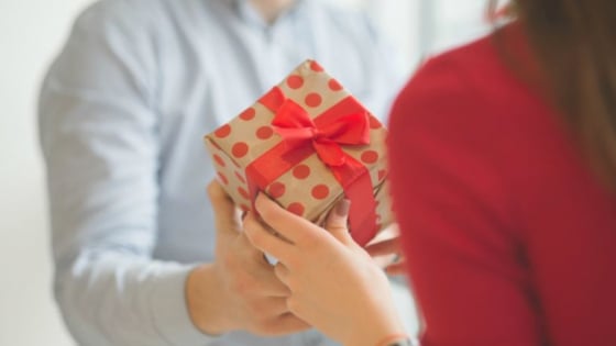 Wer schenkt am Valentinstag (14.02.) Geschenke?