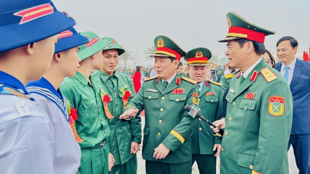 Senior Lieutenant General Le Huy Vinh, member of the Party Central Committee, member of the Central Military Commission, Deputy Minister of National Defense, encouraged new recruits before enlistment.