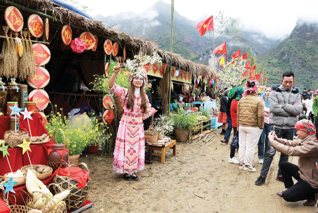 En voyageant à Non Nuoc Cao Bang au début de la nouvelle année, les visiteurs peuvent découvrir et s'immerger dans l'espace culturel unique des festivals de printemps.