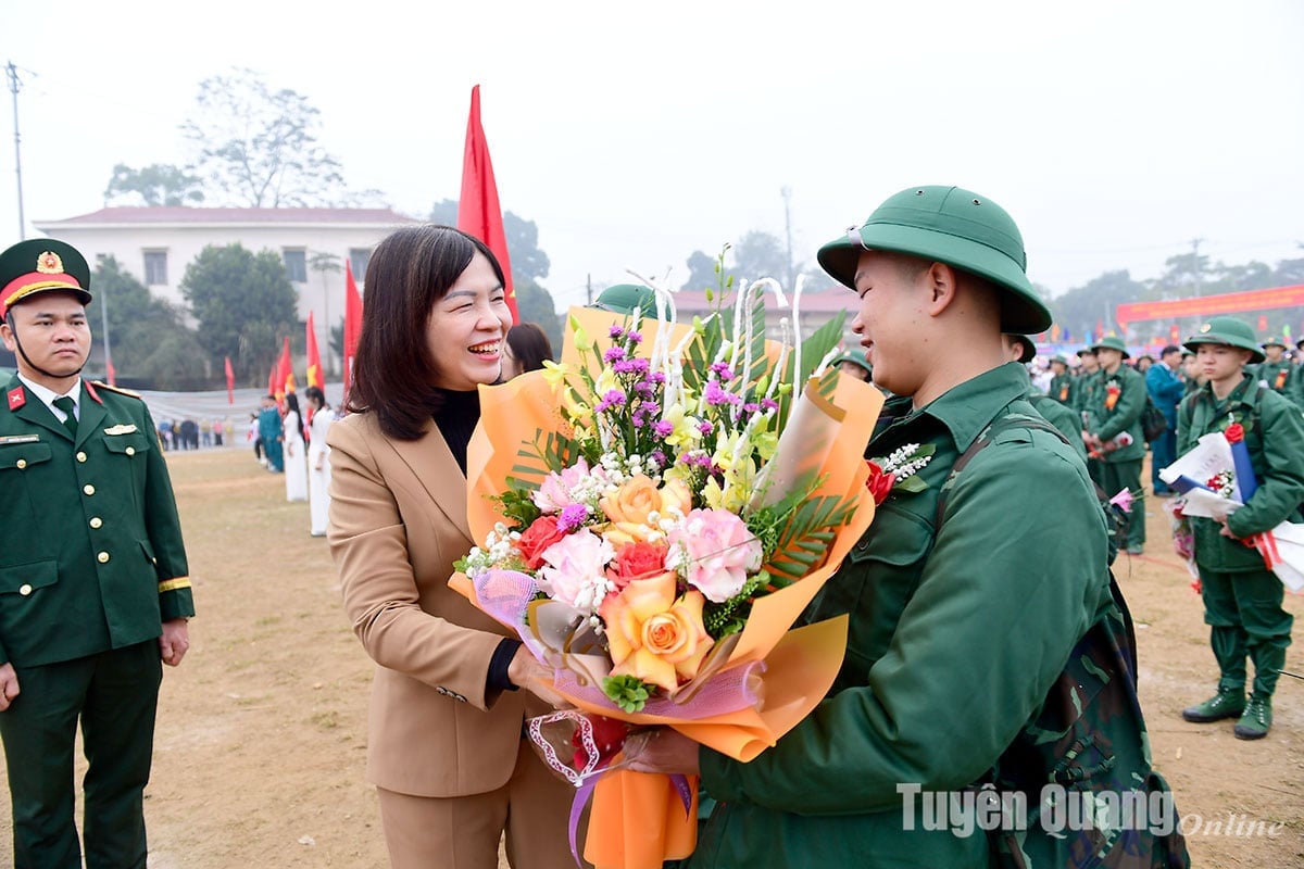 Tuyen Quang Province sends off 1,388 new recruits to join the army