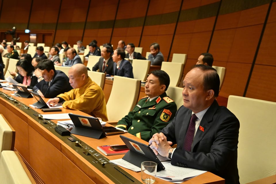 Delegierte der Delegation der Nationalversammlung von Hanoi nehmen an der Arbeitssitzung am Morgen des 12. Februar teil – Foto: Quochoi.vn