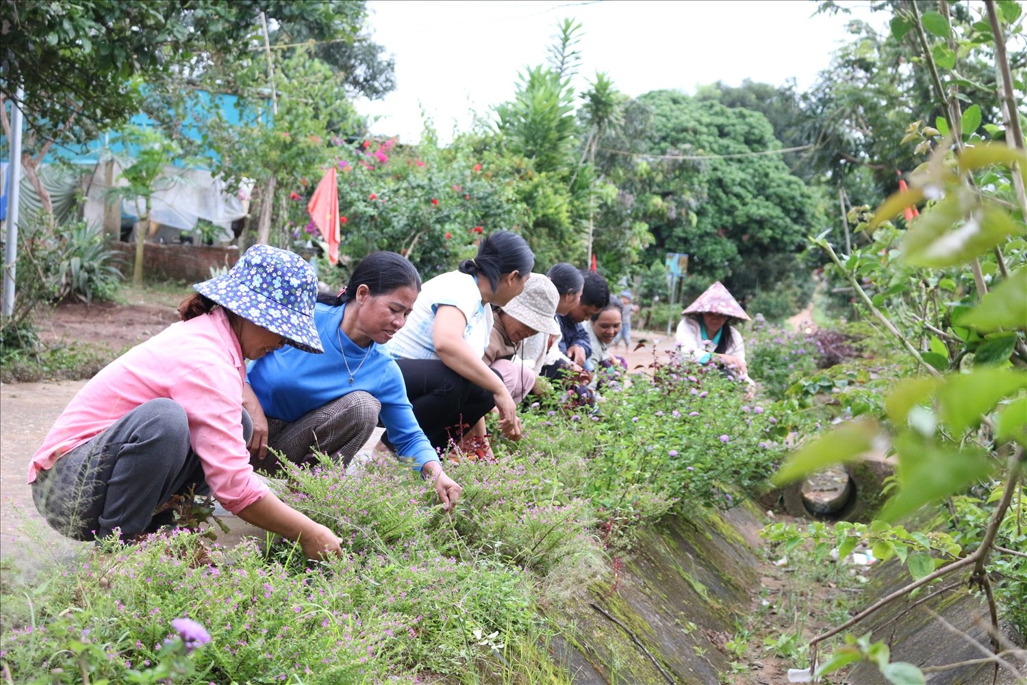 Với sự tiên phong của đội ngũ đảng viên, đồng bào DTTS ở huyện Ngọc Hồi đã phát huy được tinh thần đoàn kết và chung tay tham gia xây dựng nông thôn mới