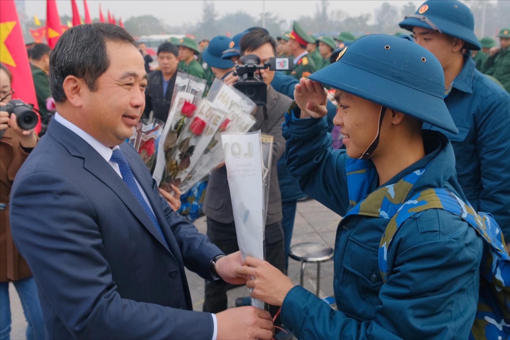 Đồng chí Bí thư Tỉnh ủy Trần Đức Thắng động viên thanh niên TP Hải Dương lên đường nhập ngũ