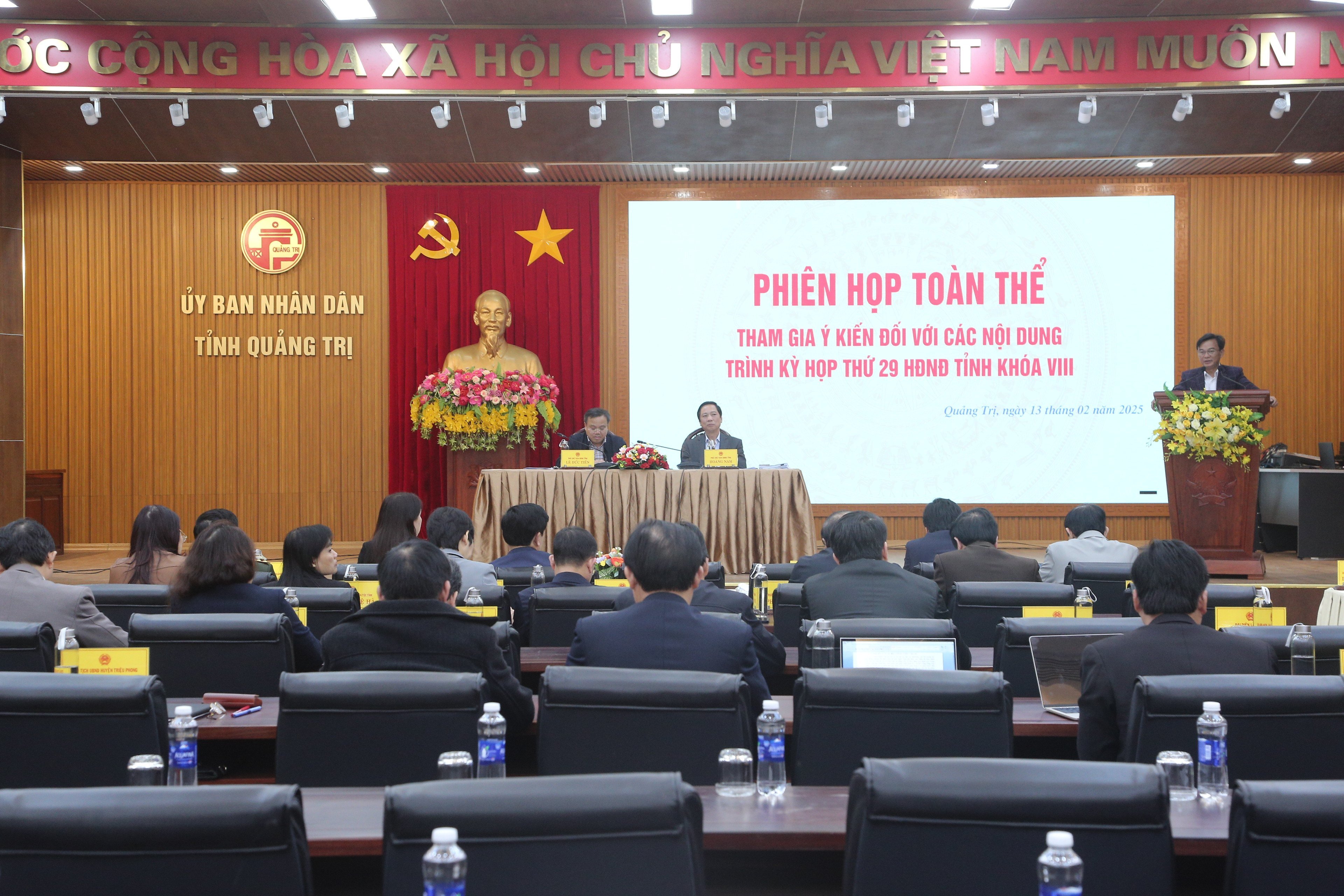 Réunion plénière du Comité populaire provincial de Quang Tri : Discussion des solutions pour atteindre une croissance du PIB de 8 % d'ici 2025