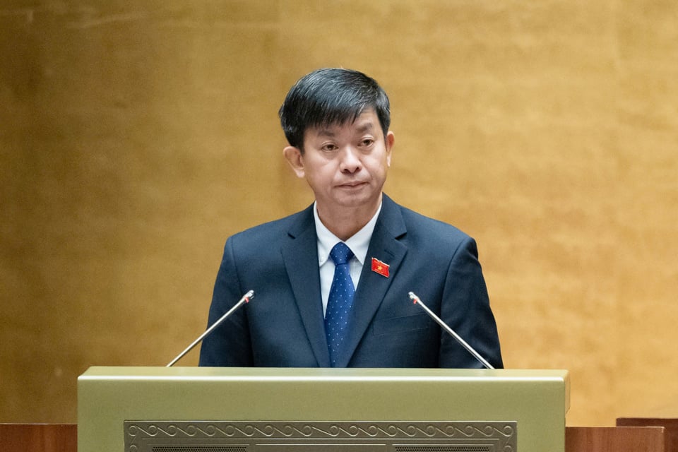 El Secretario General y Jefe de la Oficina de la Asamblea Nacional, Le Quang Tung, presentó el informe - Foto: Quochoi.vn