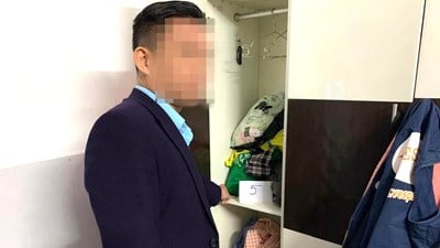 Un jeune homme a été invité à utiliser les toilettes d'un café et s'est fait voler de l'argent