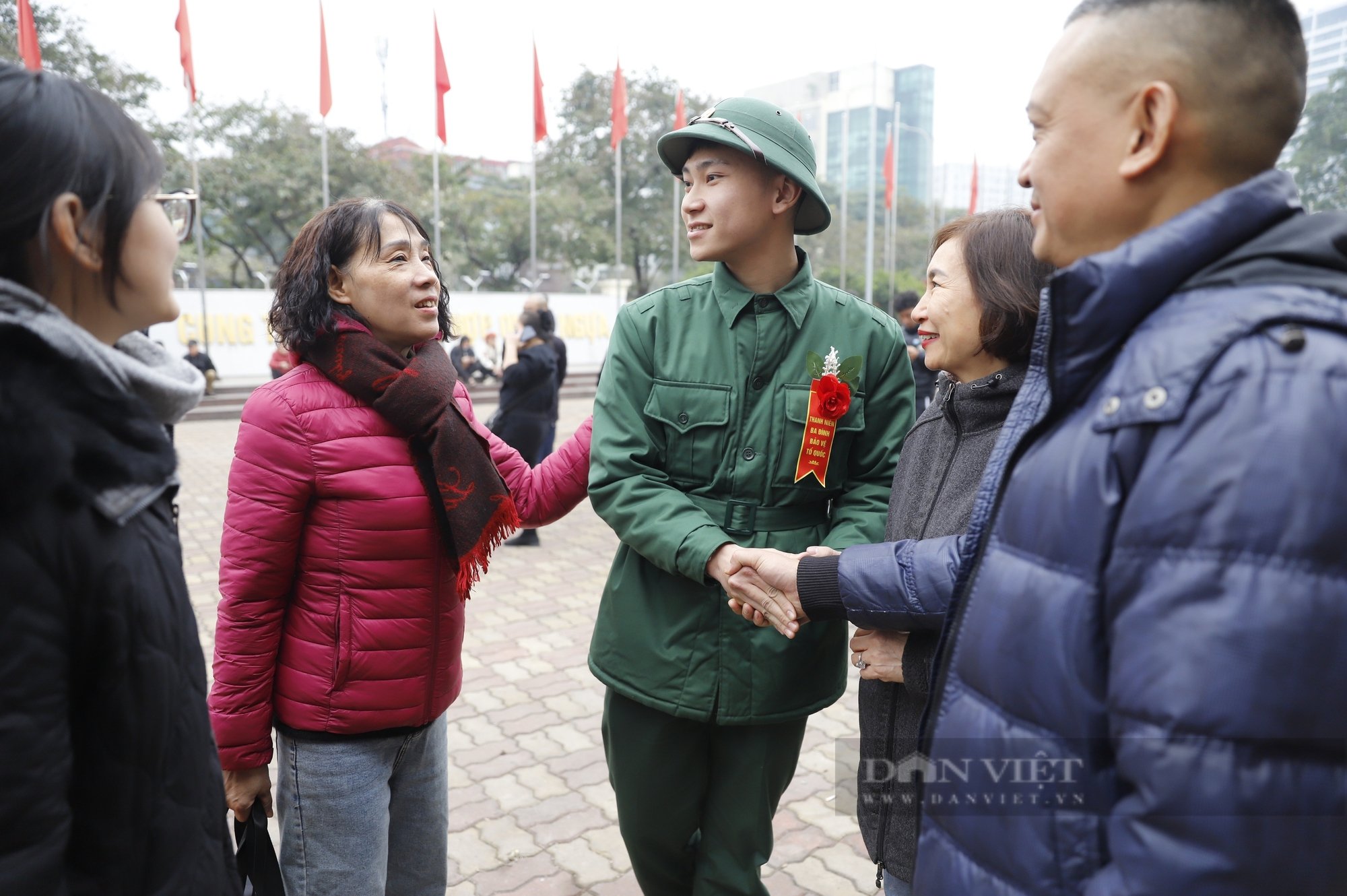 Tân binh xoa tóc, hôn đắm đuối tay bạn gái trong ngày tòng quân tại Hà Nội- Ảnh 10.