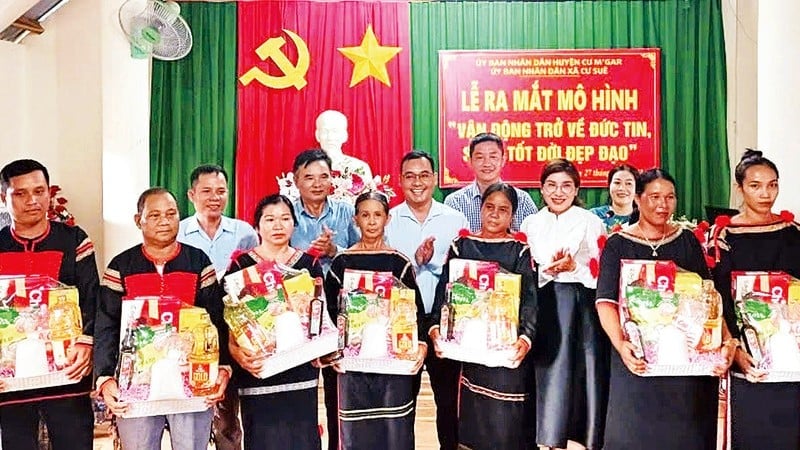 The People's Committee of Cu Sue commune and the Fatherland Front of Cu M'gar district (Dak Lak province) presented gifts to households that abandoned 