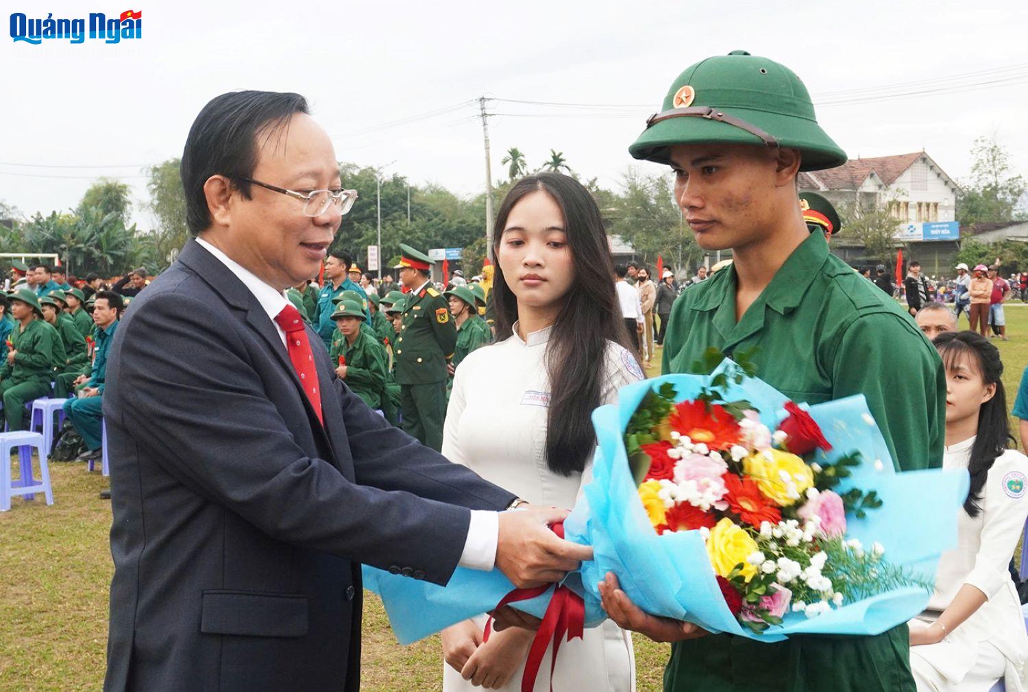 Ủy viên Ban Thường vụ Tỉnh ủy, Trưởng Ban Nội chính Tỉnh ủy Lương Kim Sơn tặng hoa chúc mừng tân binh lên đường nhập ngũ. Ảnh: H.HOA.