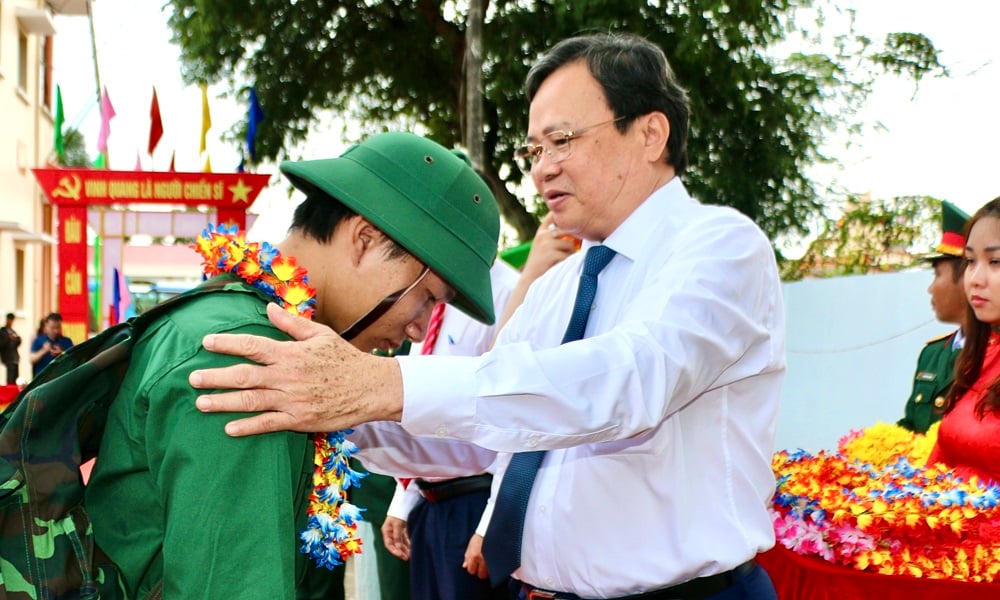 Tra Vinh sends 1,227 citizens off to join the army