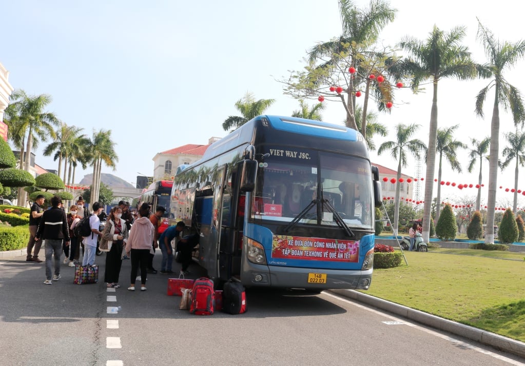 Tập đoàn Texhong bố trí xe đưa, đón công nhân lao động nhà xa về quê đón Tết.