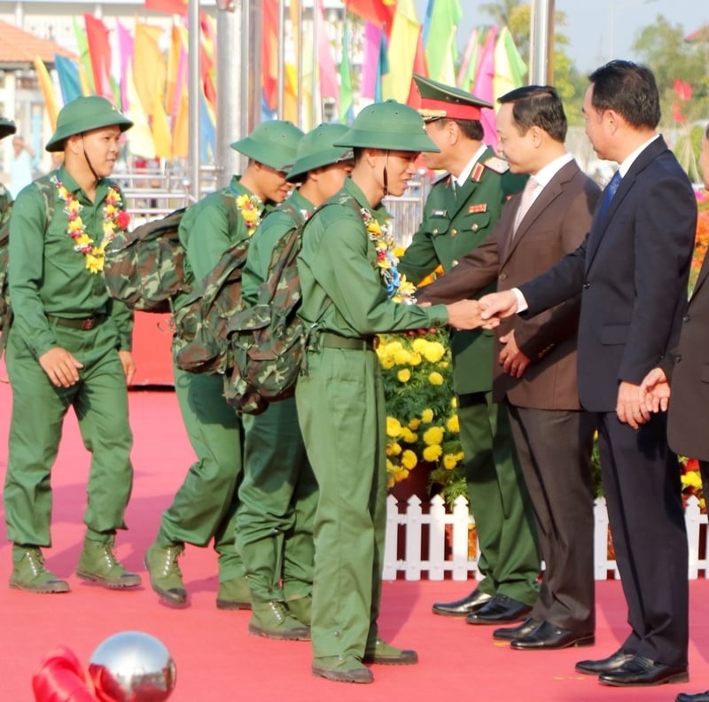 Camarade Tran Tien Dung – Secrétaire provincial du Parti ; Le camarade Lu Quang Ngoi, secrétaire adjoint du Comité provincial du Parti et président du Comité populaire provincial, a encouragé les jeunes à rejoindre l'armée.