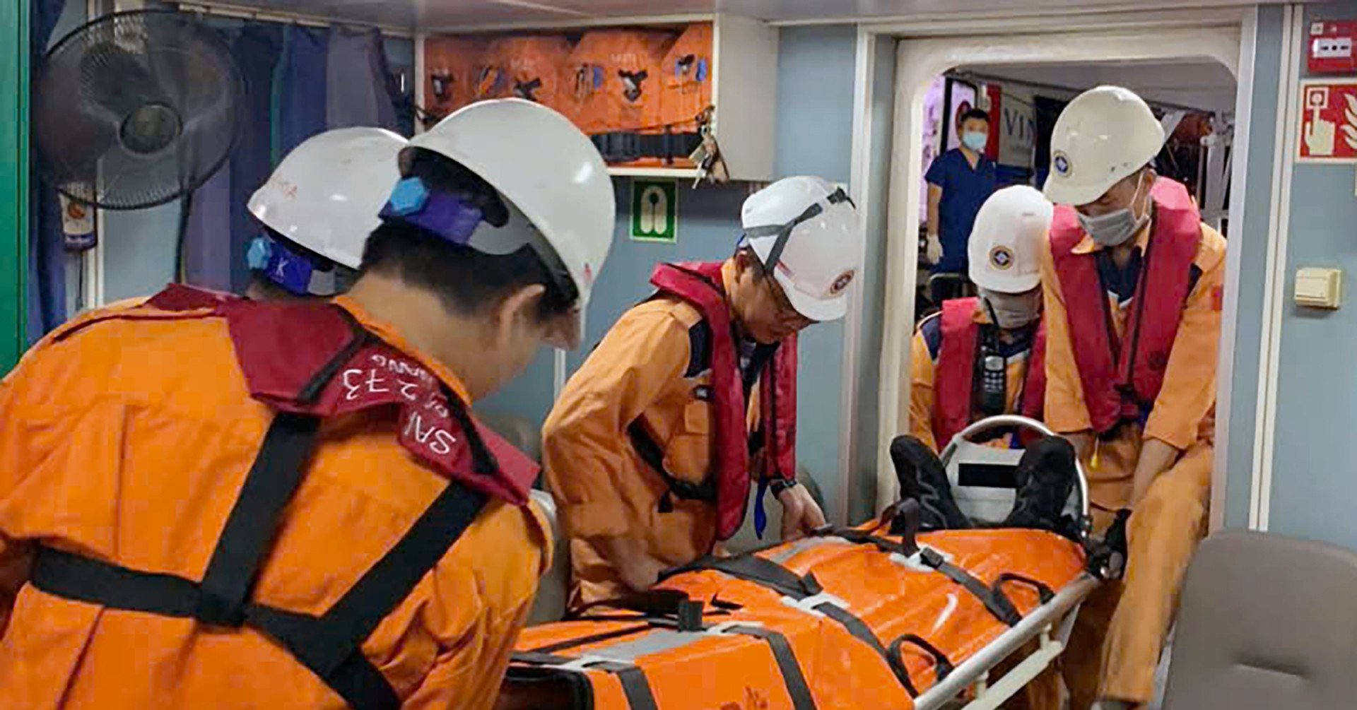 Sauvetage d'un marin coréen en détresse en mer à Khanh Hoa