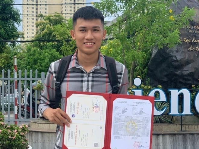 Hao se graduó de la universidad con honores.