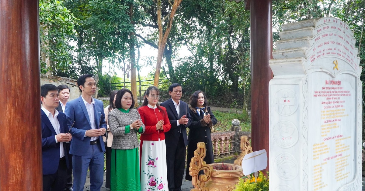 The working delegation of the Propaganda and Mass Mobilization Department of Quang Nam Provincial Party Committee offered incense at the Relic Site of Zone 5 Party Committee.