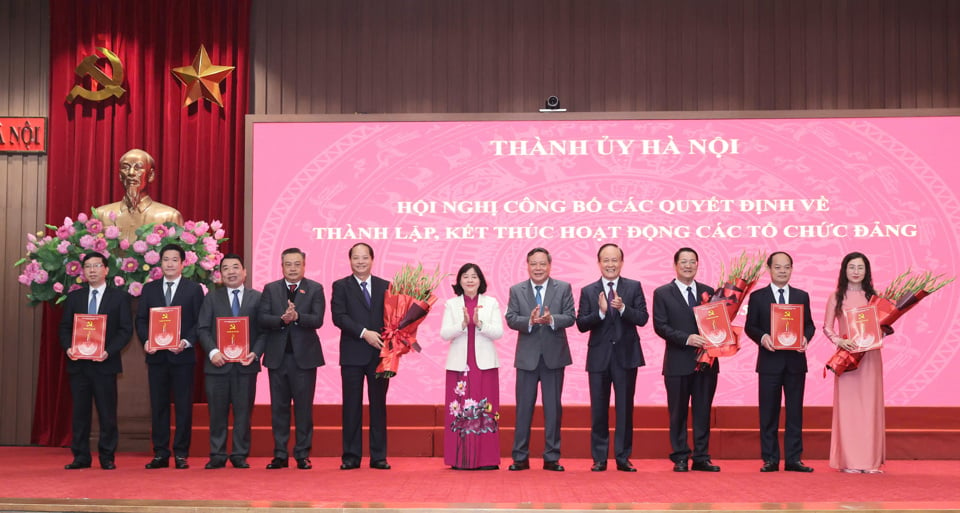 Secretary of the City Party Committee Bui Thi Minh Hoai and leaders of Hanoi City congratulate the Propaganda and Mass Mobilization Department of the Hanoi City Party Committee