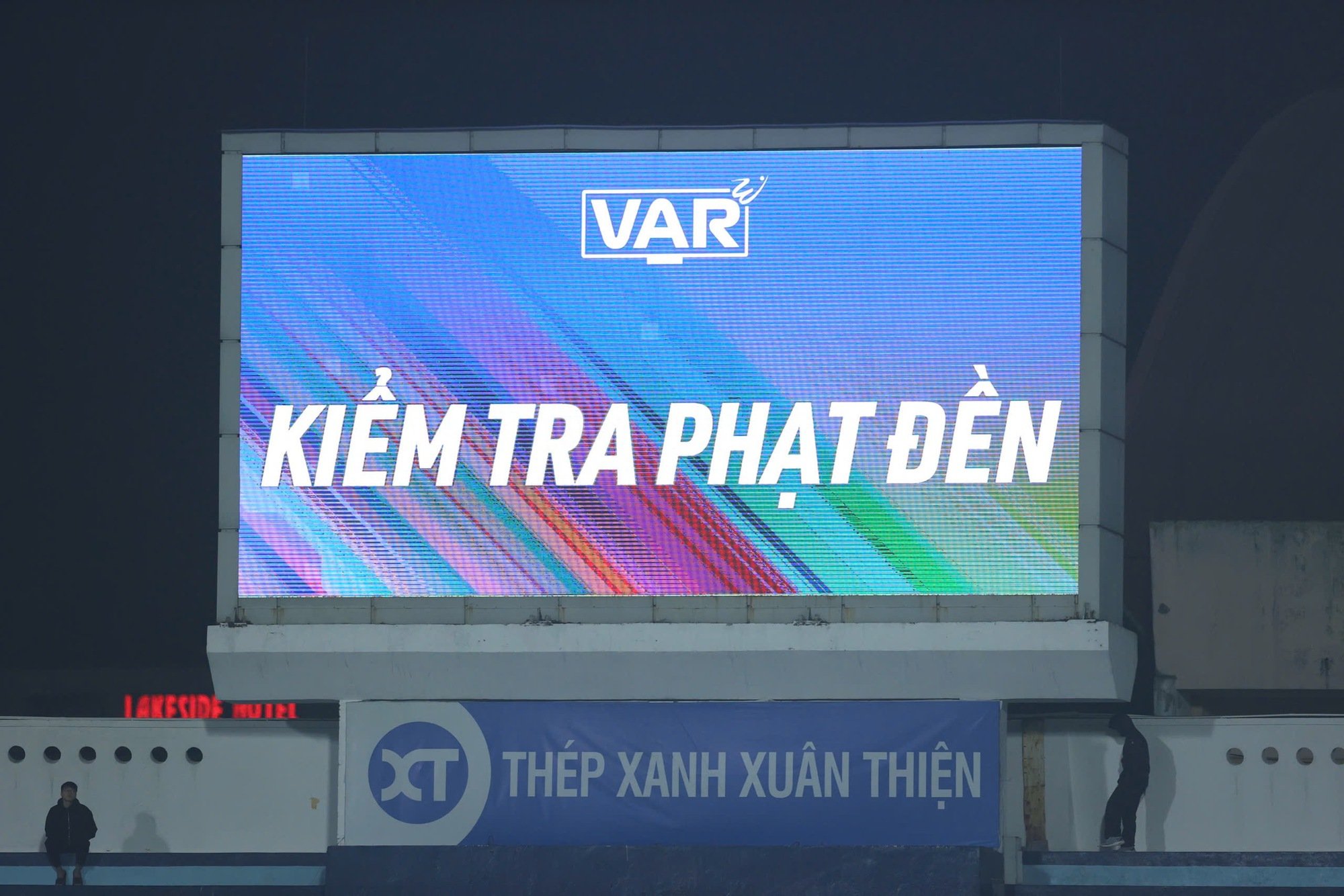 VAR 'dự khán' sân Pleiku, ông Vũ Tiến Thành và HAGL đẩy… HLV Polking đi đâu?- Ảnh 1.