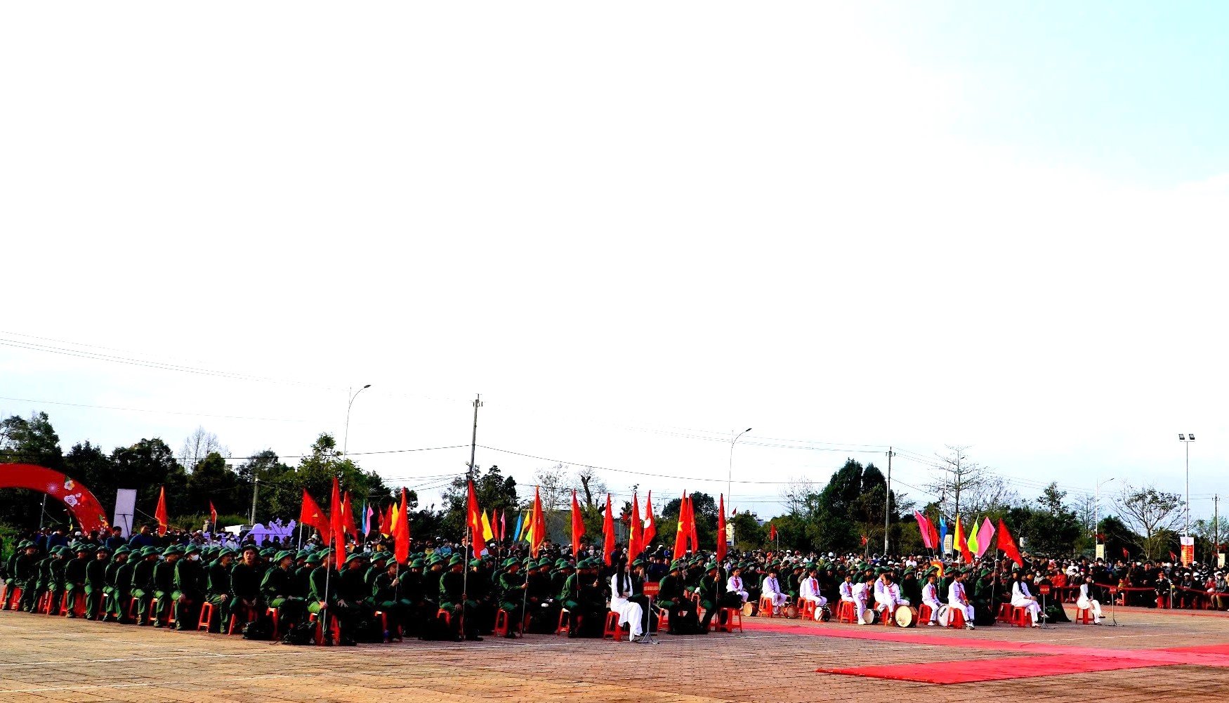 Deputy Secretary of the Provincial Party Committee, Chairman of the Provincial People's Committee Pham Ngoc Nghi attended the military handover ceremony in Buon Ho town.