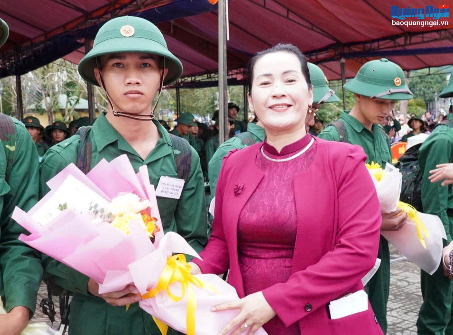 Phó Bí thư Tỉnh ủy Đinh Thị Hồng Minh tặng hoa, động viên thanh niên huyện Ba Tơ lên đường nhập ngũ.