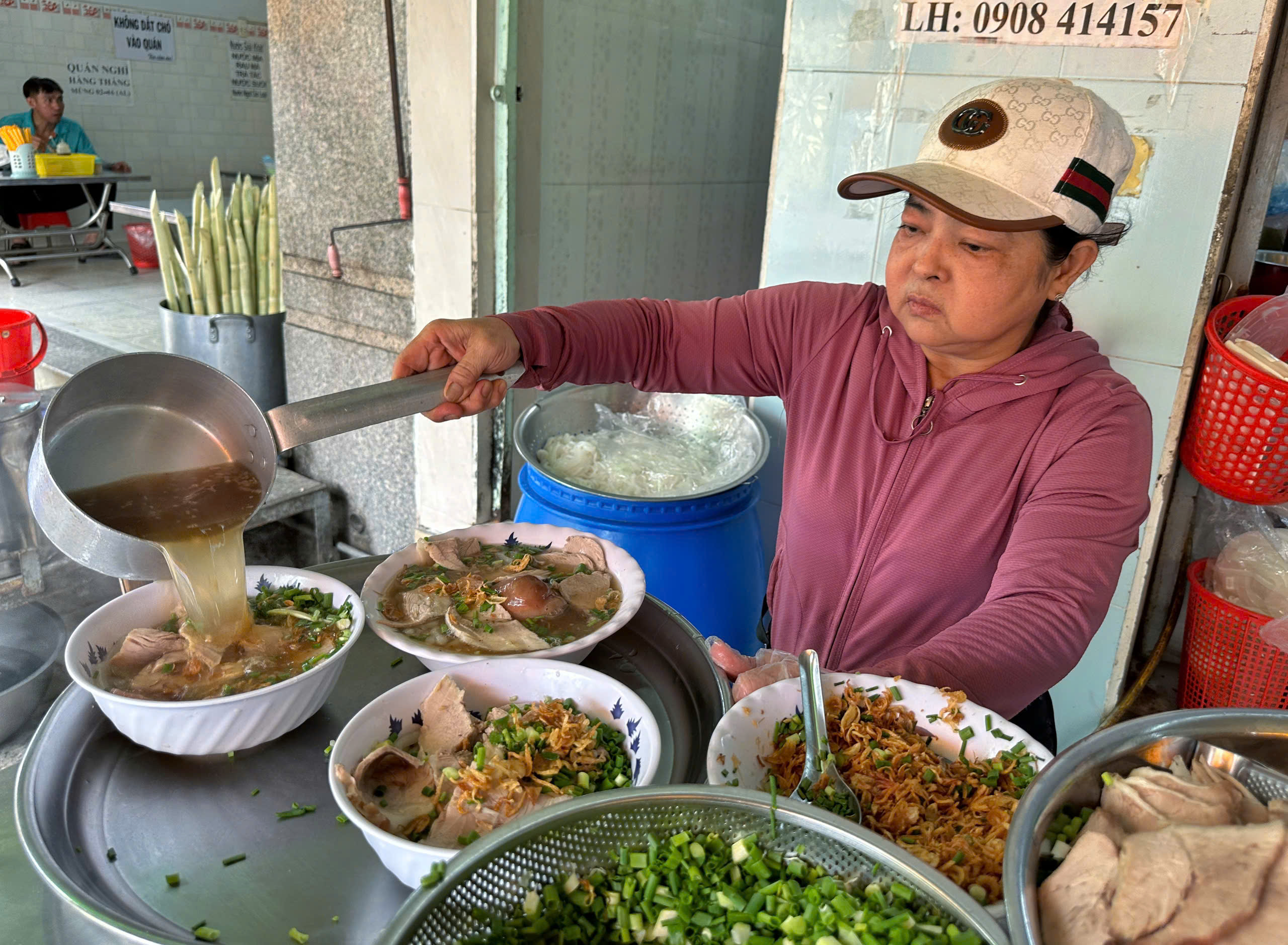 Bánh canh nửa thế kỷ của 3 chị em ở TP.HCM: Khách sốc vì… 'giò heo siêu to'- Ảnh 1.